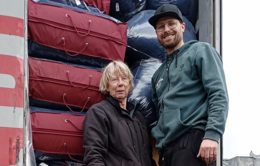 Hulp bij inladen vrachtwagen stichting Oost-Europa